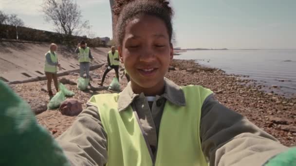 Фотография Афроамериканской Женщины Эколога Смотрящей Камеру Говорящей Время Съёмок Видеоблога — стоковое видео