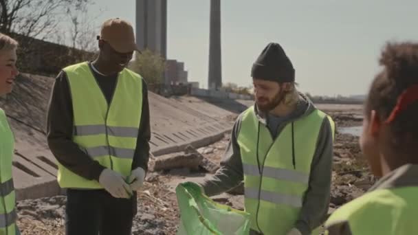 Bir Grup Etnik Çeşitlilikte Gönüllü Sahil Şeridinde Çöp Torbalarıyla Ayakta — Stok video