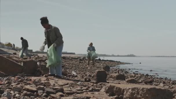 Kıyı Şeridini Temizlerken Çöp Torbalarına Atık Toplayan Gönüllü Olan Bir — Stok video