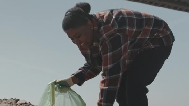 Наклоните Снимок Афроамериканской Активистки Эколога Защитных Перчатках Держащей Мусорный Мешок — стоковое видео