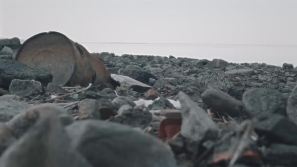 Ніхто Стріляв Бурштиновий Пляж Старою Іржавою Бочкою Відходами Концепція Забруднення — стокове відео