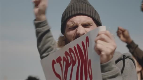 Jonge Emotionele Milieuactivist Met Poster Zingende Slogan Protest Tegen Vervuiling — Stockvideo