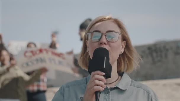 Kvinna Reporter Tittar Kameran Och Talar Mick Samtidigt Rapportera Protest — Stockvideo