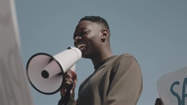 Άποψη Χαμηλής Γωνίας Του Νεαρού Μαύρου Άνδρα Που Στέκεται Ανάμεσα — Αρχείο Βίντεο