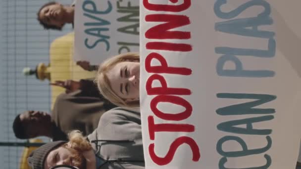 Fotografía Vertical Una Mujer Sosteniendo Cartel Con Letrero Stop Ocean — Vídeos de Stock