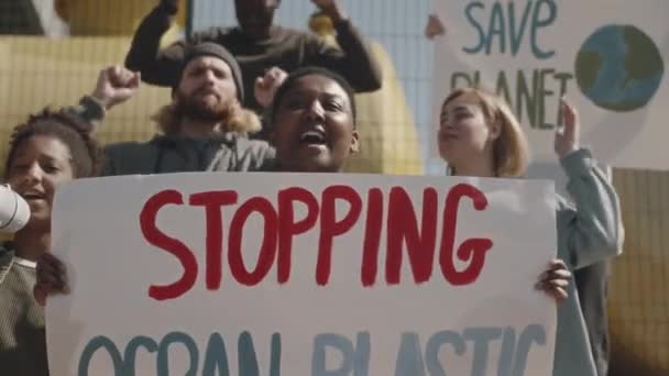Skupina Multietnických Environmentálních Aktivistů Držících Plakáty Ječících Používajících Megafon Při — Stock video