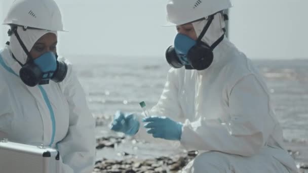 Twee Vrouwelijke Ecologen Met Beschermende Overalls Ademhalingsmaskers Die Reageerden Reageerbuisjes — Stockvideo