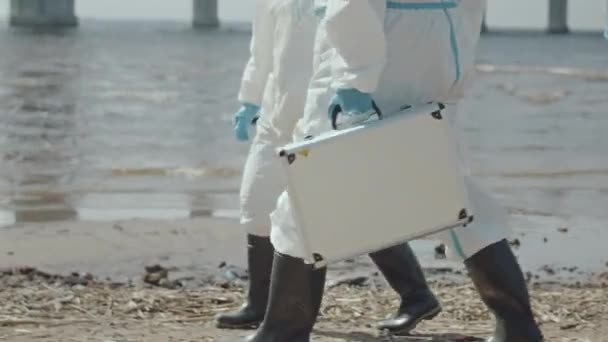 Beskåret Skud Gruppe Økologer Iført Beskyttende Overtræk Gummistøvler Transporterer Prøve – Stock-video