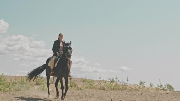 Szerokie Ujęcie Młodej Kobiety Jeżdżącej Koniu Prerii Słoneczny Letni Dzień — Wideo stockowe