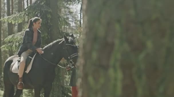 Młoda Wieloetniczna Para Która Jeździ Konno Lesie Kobieta Siedzi Koniu — Wideo stockowe