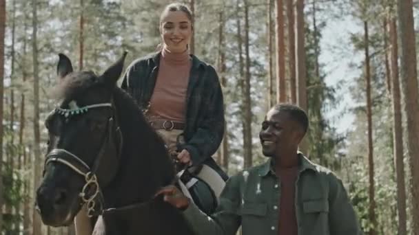Ung Kvinna Ridning Häst Leende Och Talar Med Afroamerikanska Manliga — Stockvideo