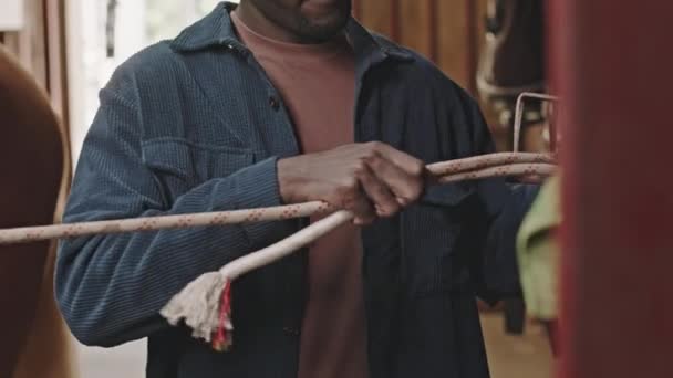 Обрезанный Снимок Молодого Черного Мужчины Связывающего Веревку Перед Оставить Лошадь — стоковое видео