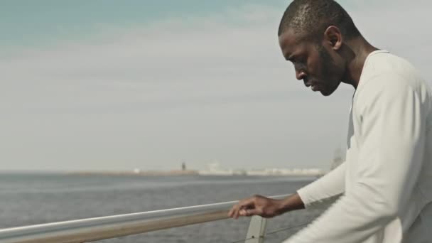 African American Runner Sträcker Benen Och Ryggen Räcken Urban Flod — Stockvideo