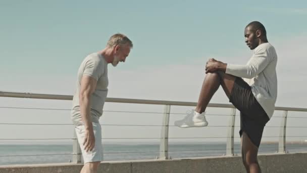 Senior Γκρίζα Μαλλιά Άνθρωπος Κάνει Τέντωμα Άσκηση Μαύρο Προσωπικό Γυμναστή — Αρχείο Βίντεο
