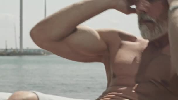 夏日外出锻炼时 中等特写镜头拍摄的赤身裸体 肌肉发达的男子进行腹部挤压 — 图库视频影像