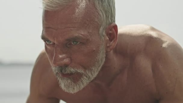 Tilt Shot Shirtless Senior Man Gray Hair Beard Doing Forearm — Stock Video
