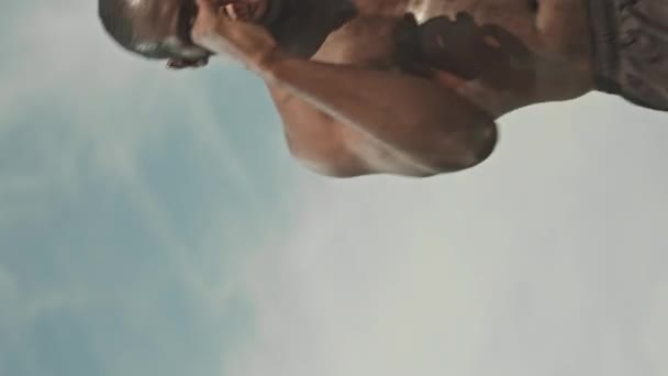 Disparo Vertical Luchador Negro Sin Camisa Con Torso Muscular Sombra — Vídeos de Stock