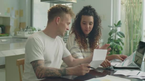 Fotografie Medie Unui Cuplu Tânăr Căsătorit Stând Masă Hârtii Laptop — Videoclip de stoc