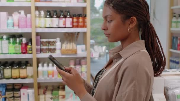Odchyl Dół Ujęcie Czarnej Kobiety Smsowanie Wiadomości Pomocą Smartfona Podczas — Wideo stockowe