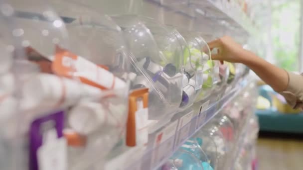 Primer Plano Las Manos Mujer Que Elige Crema Comprar Cosméticos — Vídeos de Stock