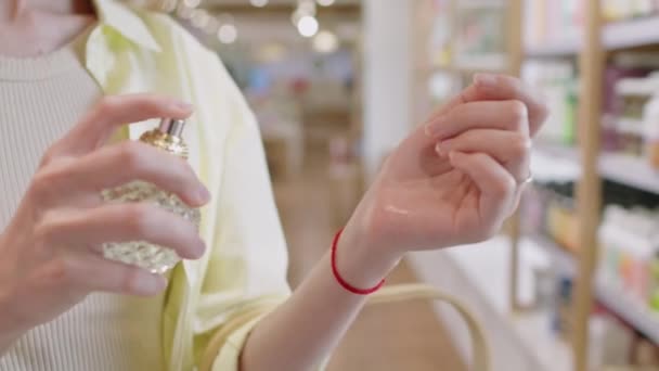 Alışveriş Merkezinde Genç Beyaz Bir Kadının Parfüm Kokusunu Çekerken — Stok video