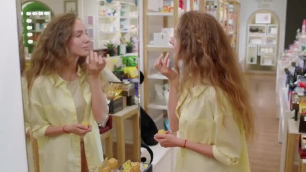Kozmetik Dükkanında Aynanın Karşısında Duran Beyaz Bir Kadının Dudak Kremi — Stok video