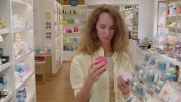 Kozmetik Bölümünde Alışverişe Giderken Kremleri Karşılaştıran Dalgın Beyaz Kadının Orta — Stok video