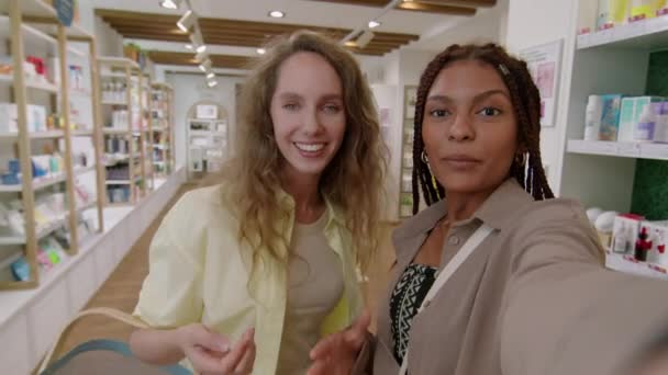 在商场购物过程中 年轻女性博客拍摄化妆品视频的Pov照片 — 图库视频影像