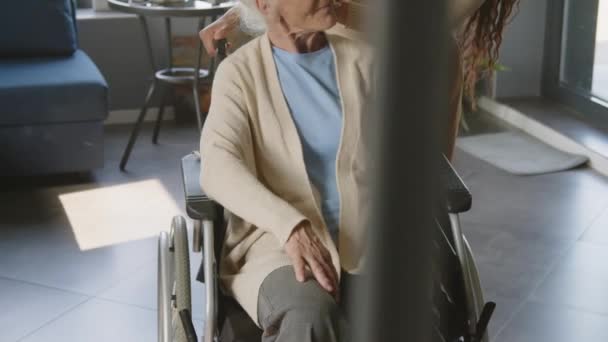 Nakloněné Záběry Ženské Sociální Pracovnice Mluvící Šedovlasou Starší Ženou Invalidním — Stock video