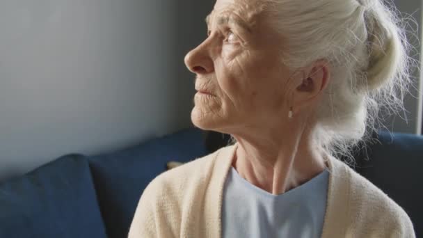 Zoom Aus Der Aufnahme Einer Älteren Grauhaarigen Frau Die Die — Stockvideo