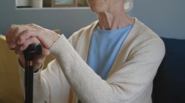 Kadın bakıcı, son sınıf öğrencisinin omuzlarına dokunup, gün boyunca onunla konuşurken çekilmiş görüntüler.