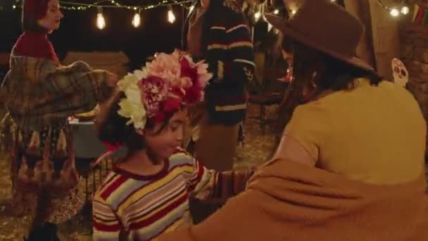 Середній Знімок Радісної Мексиканської Сім Танцює Вечірки Під Час Святкування — стокове відео