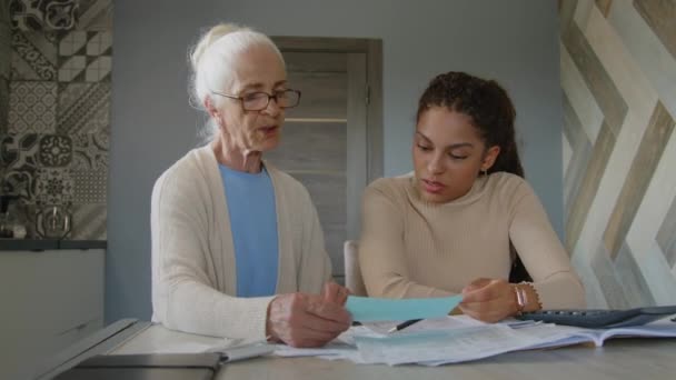 Średnie Ujęcie Kobiety Doradcy Finansowego Dyskutującej Rachunkach Starszą Kobietą Podczas — Wideo stockowe