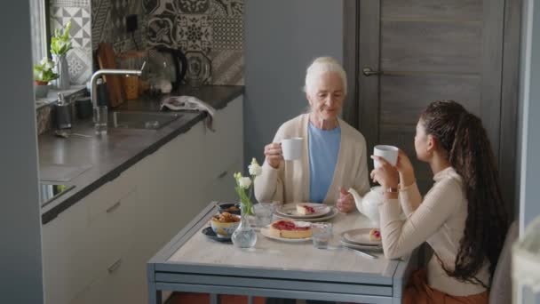Alto Ángulo Tiro Mujer Anciana Trabajadora Social Bebiendo Con Pastel — Vídeos de Stock