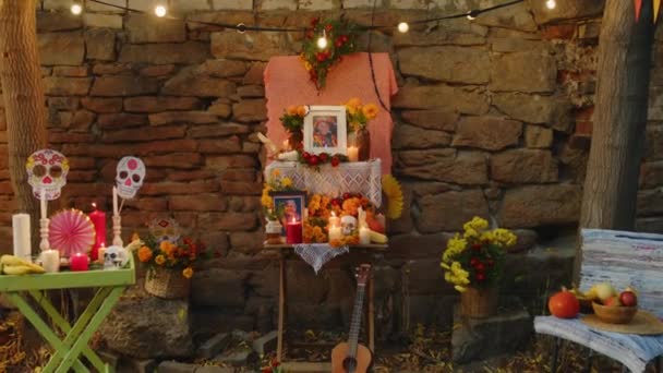 Hay Personas Zoom Toma Día Los Muertos Altar Anciana Difunta — Vídeos de Stock