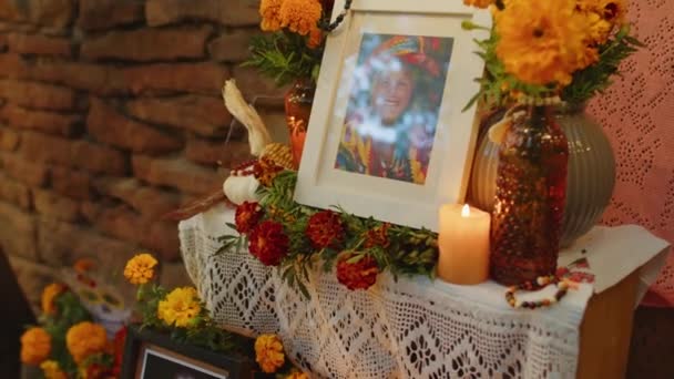 没有人在Muertos街的彩色祭坛上拍照 祭坛上装饰着橙红色的花 蜡烛和快乐逝去的墨西哥老妇人的相框 — 图库视频影像