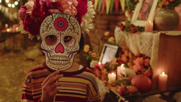 Střední Detailní Portrét Malé Hispánské Dívky Polomalovaným Obličejem Květinovým Věncem — Stock video