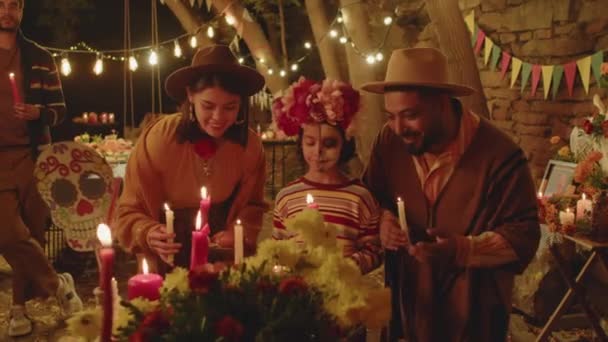 Çocuklu Modern Spanyol Ailenin Açık Havada Ölüler Günü Kutlamalarında Geceleri — Stok video