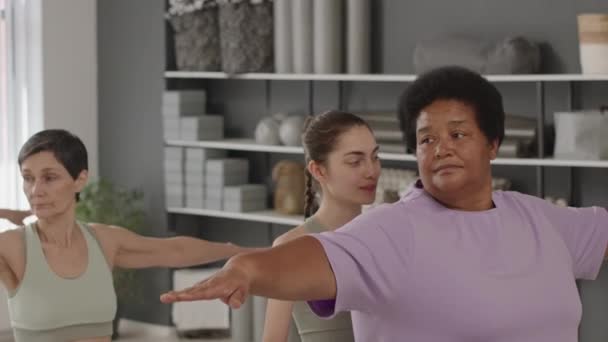 Jong Vrouwelijk Yoga Instructeur Helpen Volwassen Zwart Vrouw Met Doen — Stockvideo