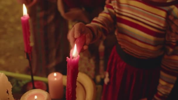 Uitzoomen Shot Van Grote Mexicaanse Familie Traditionele Kostuums Vieren Dia — Stockvideo