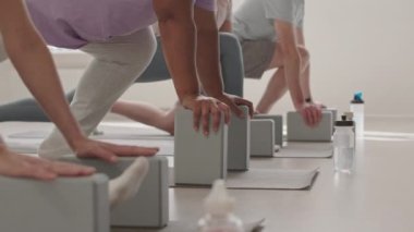 Spor giyim bölümündeki tanınmayan son sınıf öğrencilerinin stüdyoda çalışırken yoga bloklarıyla yaptıkları hamleler.