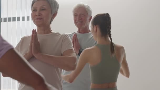 Tinere Profesoare Yoga Care Ajută Bărbatul Vârstă Păstreze Echilibrul Asana — Videoclip de stoc