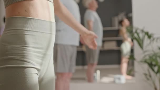 Aufgeschnittene Aufnahme Einer Jungen Schlanken Frau Sportkleidung Die Die Arme — Stockvideo
