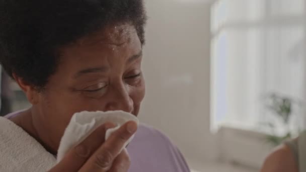 Střední Zblízka Záběr Starší Afroameričanky Otírající Pot Obličeje Ručníkem Usmívající — Stock video