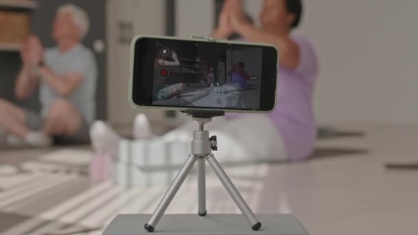 Primer Plano Enfoque Selectivo Teléfono Inteligente Video Filmación Trípode Personas — Vídeos de Stock