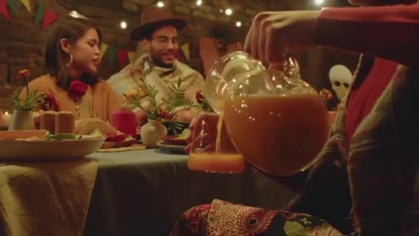 Oigenkännlig Kvinna Häller Apelsinjuice Från Glasburk Vid Festligt Dukat Matbord — Stockvideo