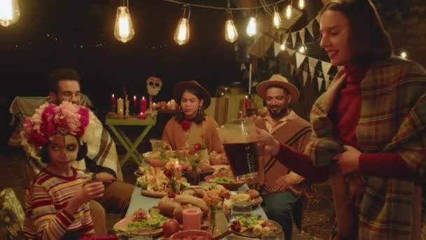 现代西班牙五口之家的中景照片 他们晚上在舒适的后院 坐在喜庆的餐桌旁 庆祝迪娅 缪尔托斯 — 图库视频影像