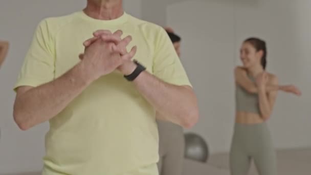 Zooma Beskärda Skott Senior Man Sportkläder Gör Handleden Rörlighet Motion — Stockvideo