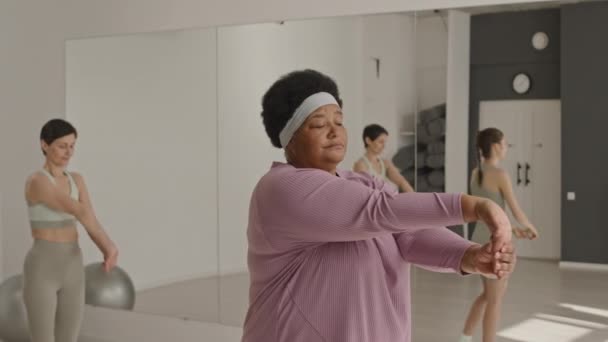 Medium Shot Mature Black Woman Sportswear Doing Wrist Stretch Help — стоковое видео