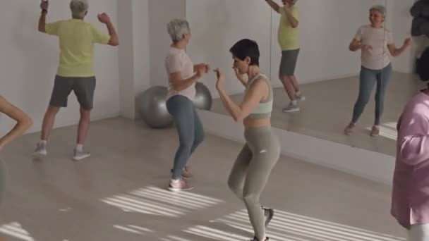 Высокоугольный Снимок Группы Пожилых Людей Танцующих Энергично Наслаждающихся Классом Аэробики — стоковое видео